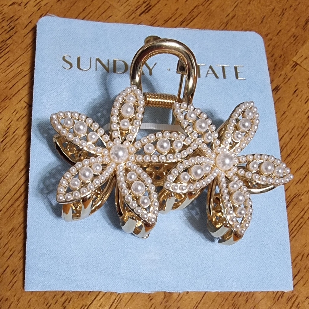 🆕️ Sunday State Gold & Pearl Floral Hair Clip
